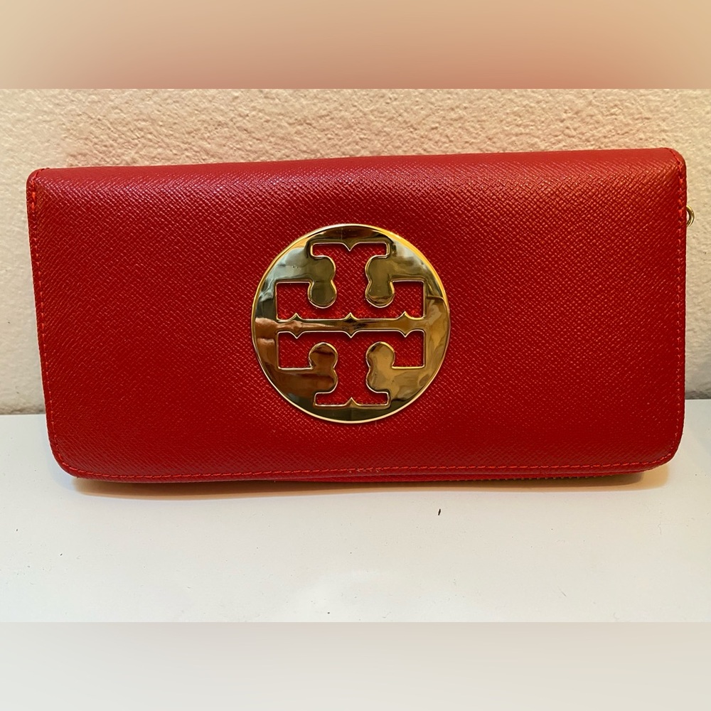 Classic Tory Burch clutch wallet!